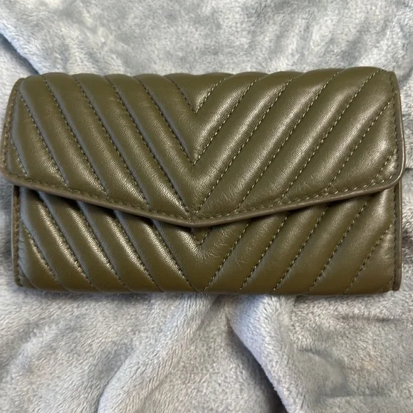 Brand new Vince Camuto Olive Wallet that can be converted to Crossbody bag - Picture 2 of 8